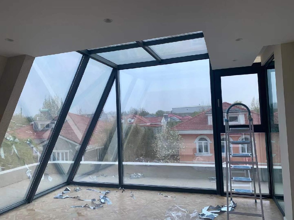 北京顺义别墅阳台阳光房玻璃夏天暴晒？包工包料与纯施工该怎么选？