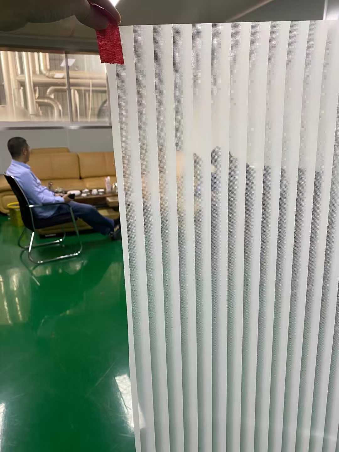 玻璃太透没隐私?贴条格装饰膜完美解决 玻璃太透没隐私?贴条格装饰膜完美解决
